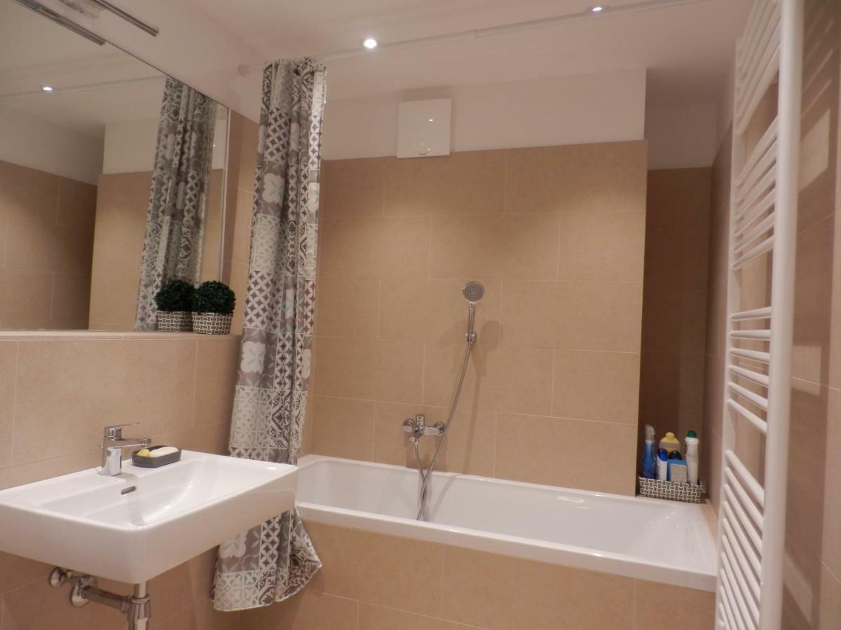 Spacious, Modern 1-Bdrm Apt Near Vic & Austria Ctr Apartman Bécs Kültér fotó
