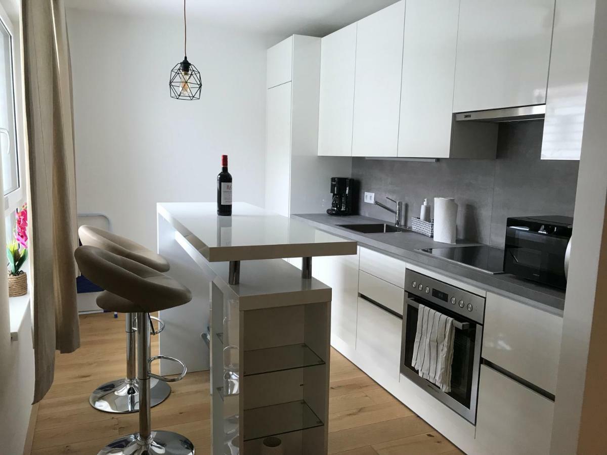 Spacious, Modern 1-Bdrm Apt Near Vic & Austria Ctr Apartman Bécs Kültér fotó