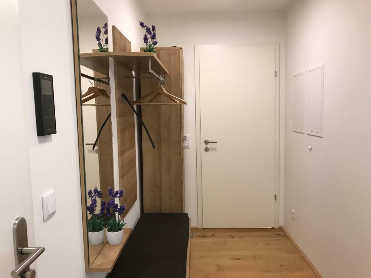 Spacious, Modern 1-Bdrm Apt Near Vic & Austria Ctr Apartman Bécs Kültér fotó