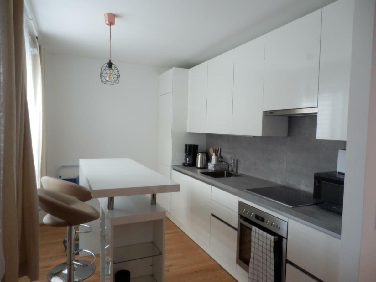 Spacious, Modern 1-Bdrm Apt Near Vic & Austria Ctr Apartman Bécs Kültér fotó