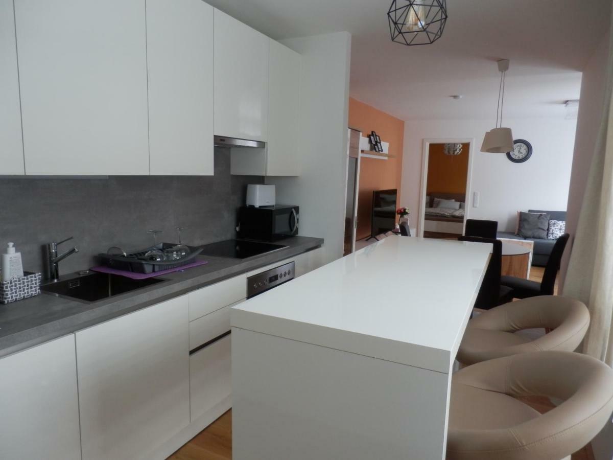 Spacious, Modern 1-Bdrm Apt Near Vic & Austria Ctr Apartman Bécs Kültér fotó