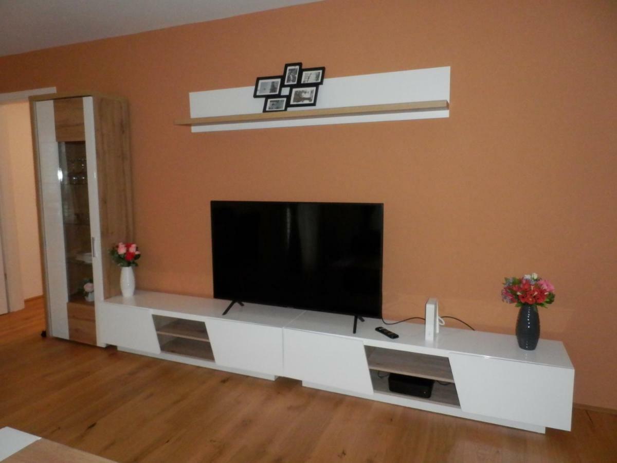 Spacious, Modern 1-Bdrm Apt Near Vic & Austria Ctr Apartman Bécs Kültér fotó