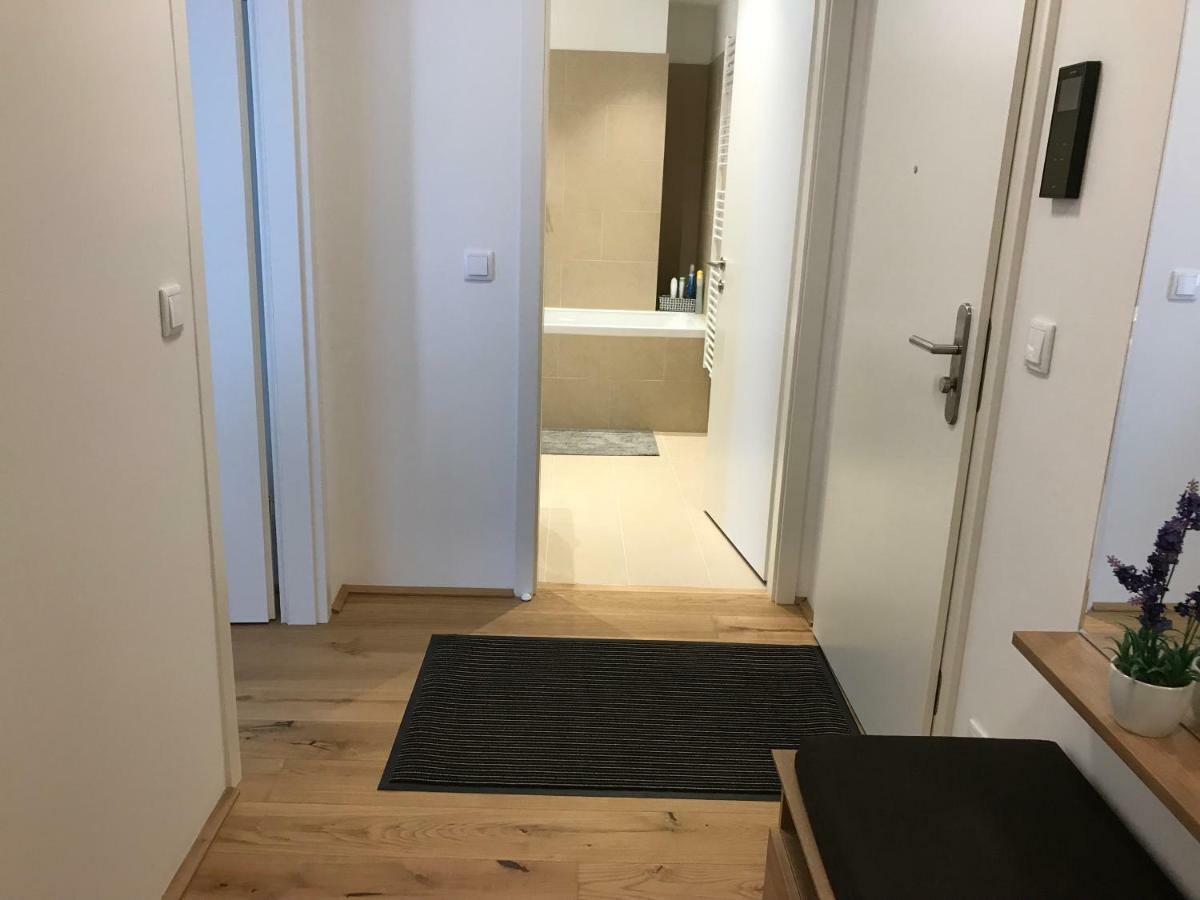 Spacious, Modern 1-Bdrm Apt Near Vic & Austria Ctr Apartman Bécs Kültér fotó