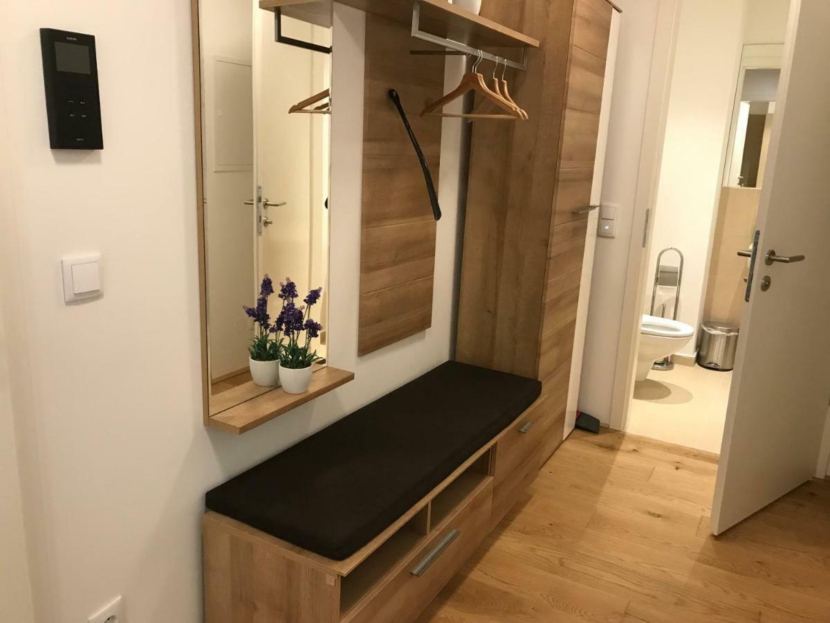 Spacious, Modern 1-Bdrm Apt Near Vic & Austria Ctr Apartman Bécs Kültér fotó