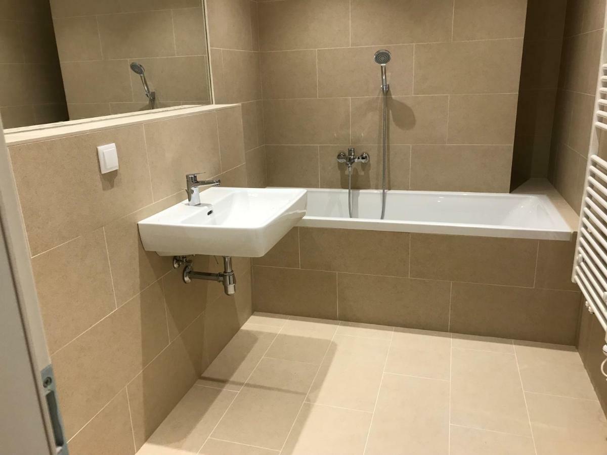 Spacious, Modern 1-Bdrm Apt Near Vic & Austria Ctr Apartman Bécs Kültér fotó