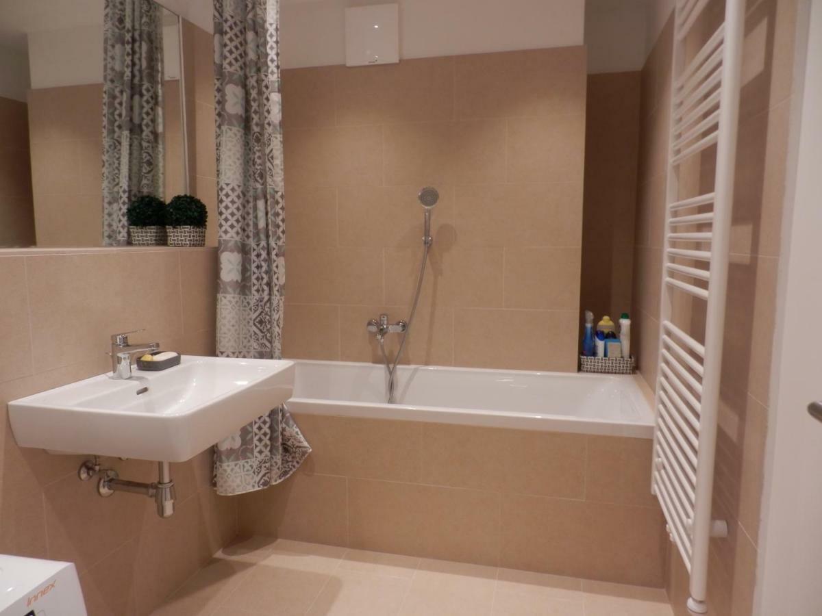 Spacious, Modern 1-Bdrm Apt Near Vic & Austria Ctr Apartman Bécs Kültér fotó