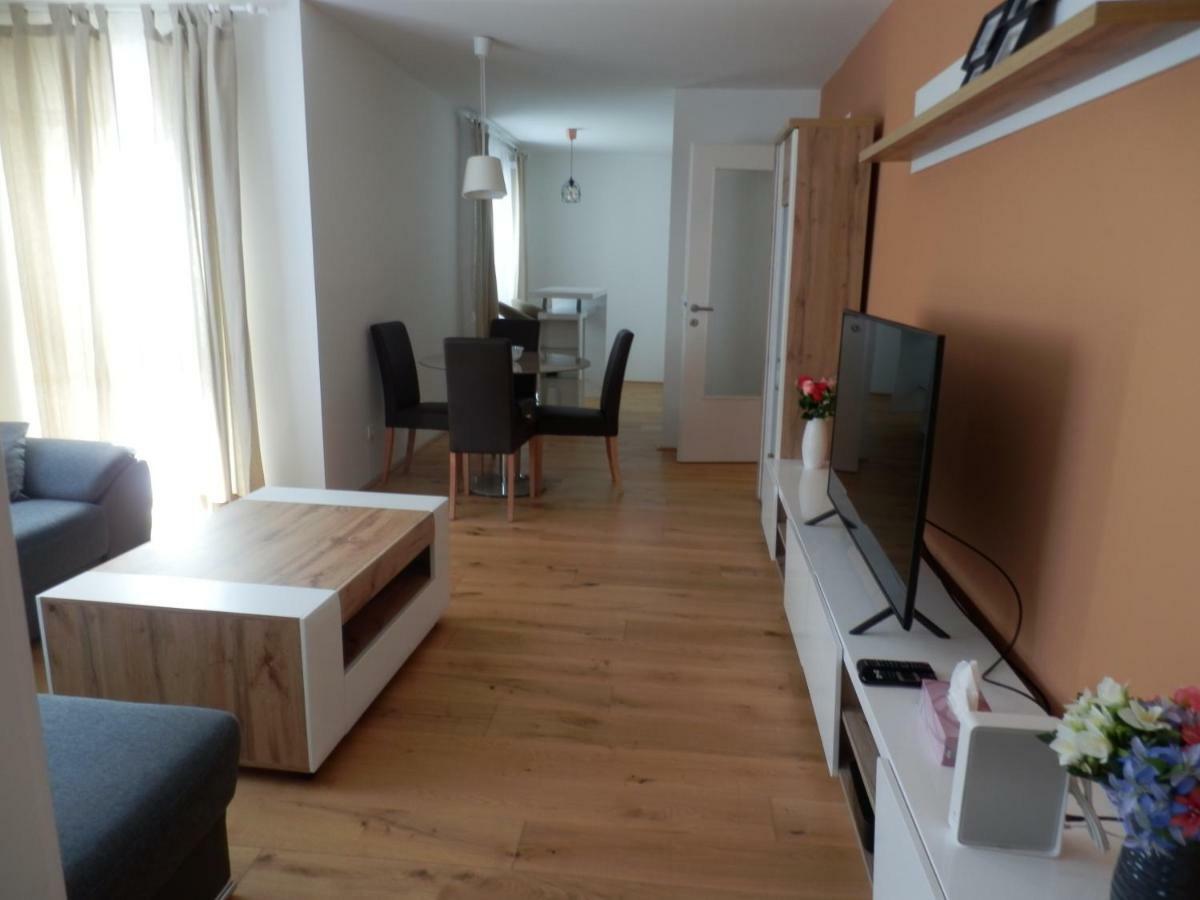 Spacious, Modern 1-Bdrm Apt Near Vic & Austria Ctr Apartman Bécs Kültér fotó