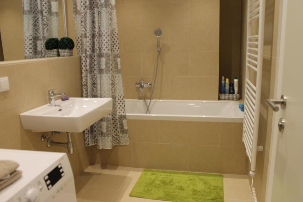 Spacious, Modern 1-Bdrm Apt Near Vic & Austria Ctr Apartman Bécs Kültér fotó